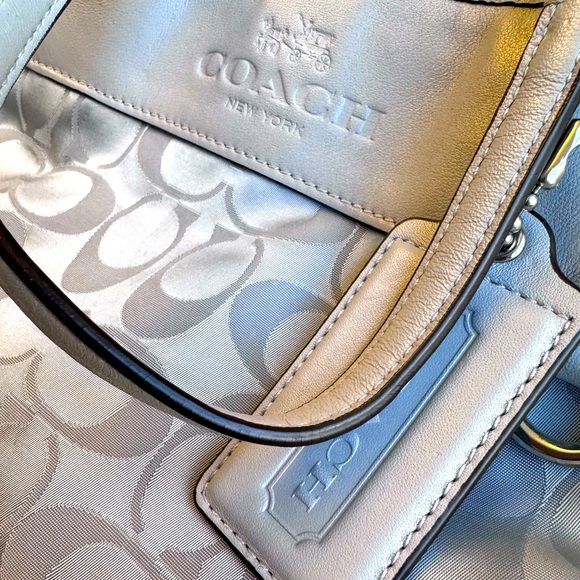 Coach Signature Nylon Adjustable/detachable crossbody. Light grey - Picture 2 of 13